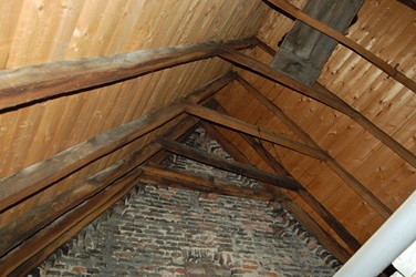 <p>Eiken sporengespannen van het hoofdhuis ter hoogte van de topgevel aan het Koningsplein. Van het laatste gespan is het haanhout dubbel uitgevoerd. </p>
